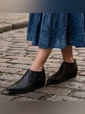 Vintage Black Leather Western Style Boho Loafer Booties Cowgirl Pointed Toe 7.5